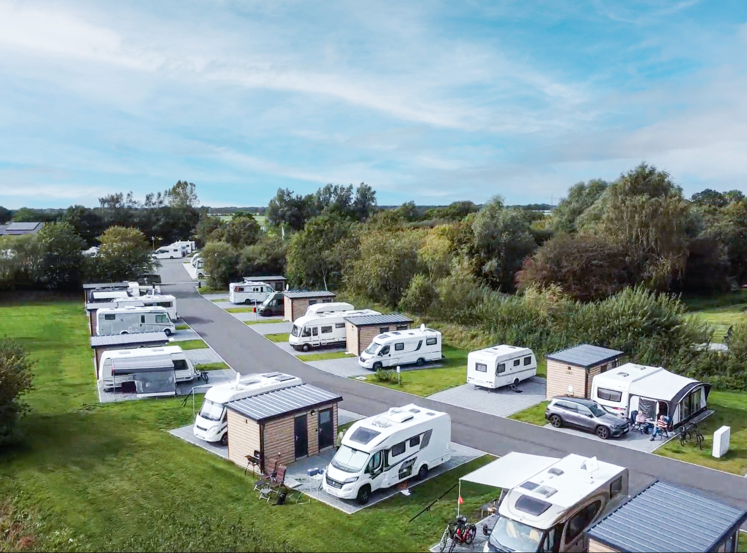 Drohnenaufnahme von Campervans am Friesensee