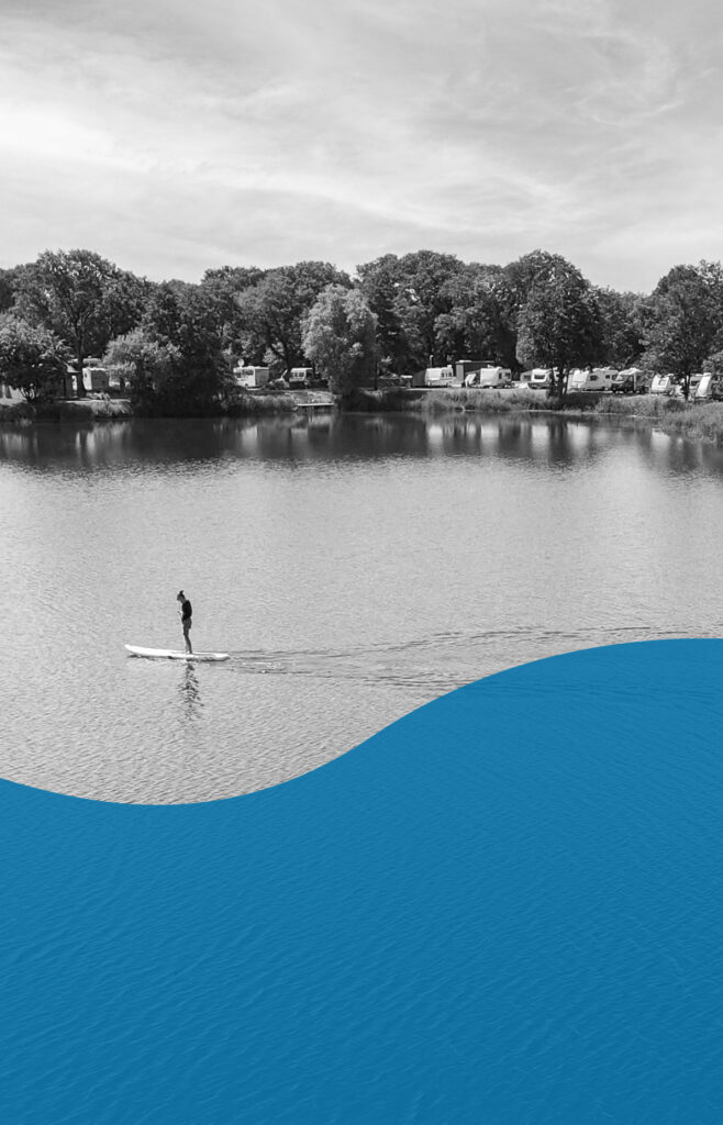 Drohnenaufnahme See mit Standup Paddle schwarz weiss
