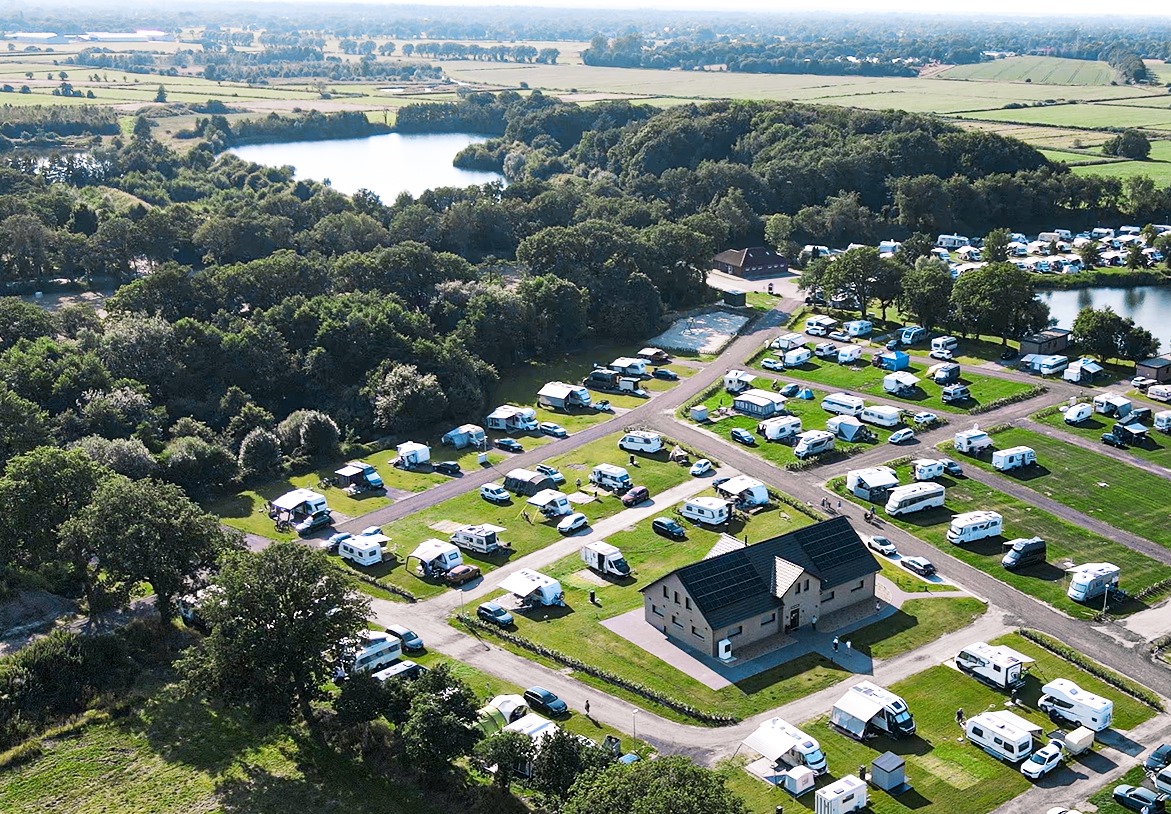Friesensee Drohnenaufnahme über Camper und Gebäude