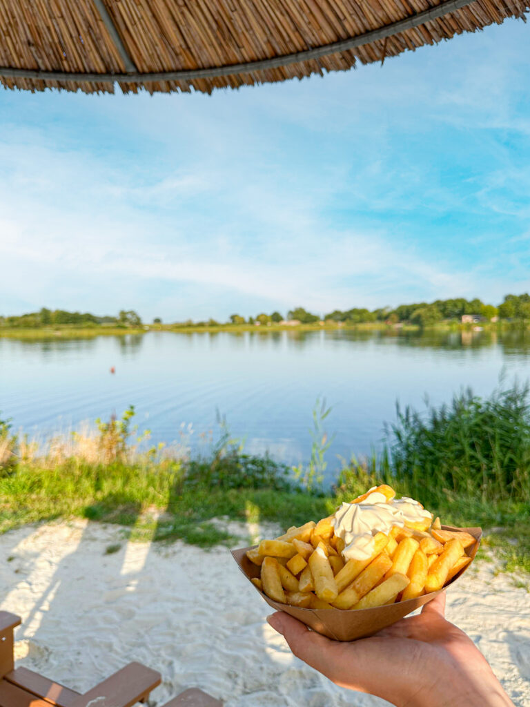 Pommes vom Frieseneck mit Blick auf den Friesensee