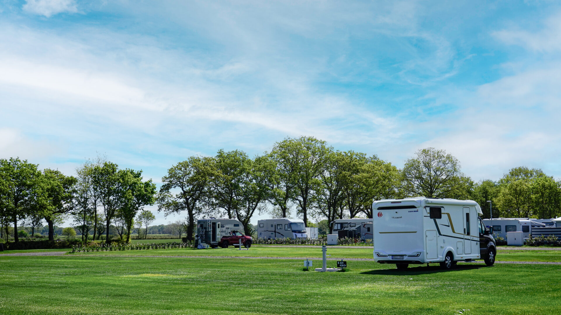 Distanzaufnahme von Campern am Friesensee