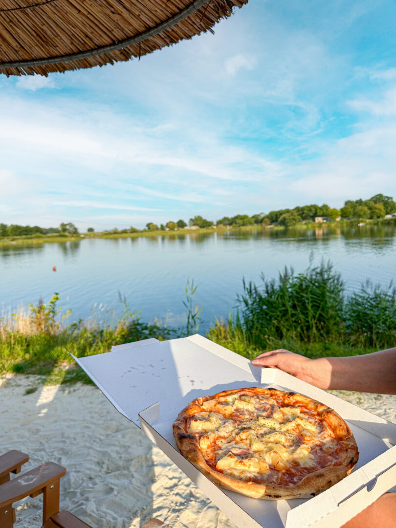 Friesensee Imbiss Frieseneck Pizza mit Blick auf den See
