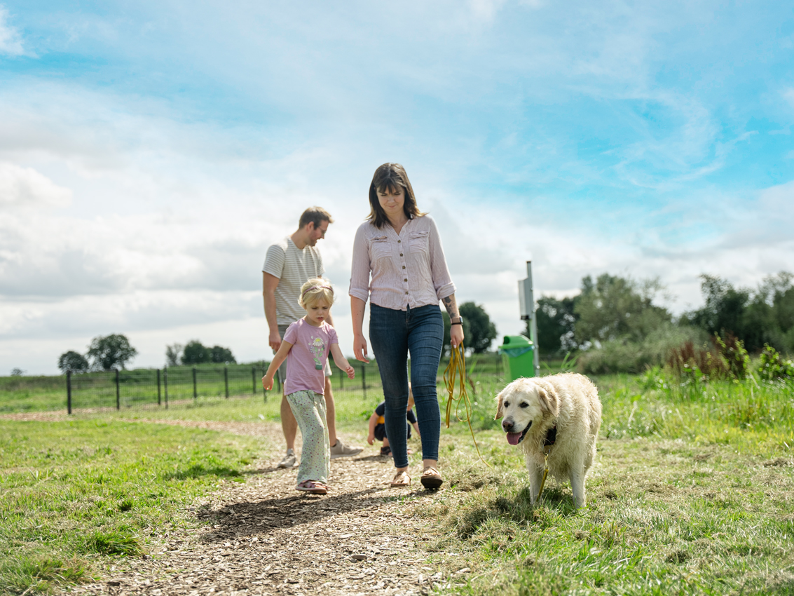 Familie mit Kind und Hund am Friesensee