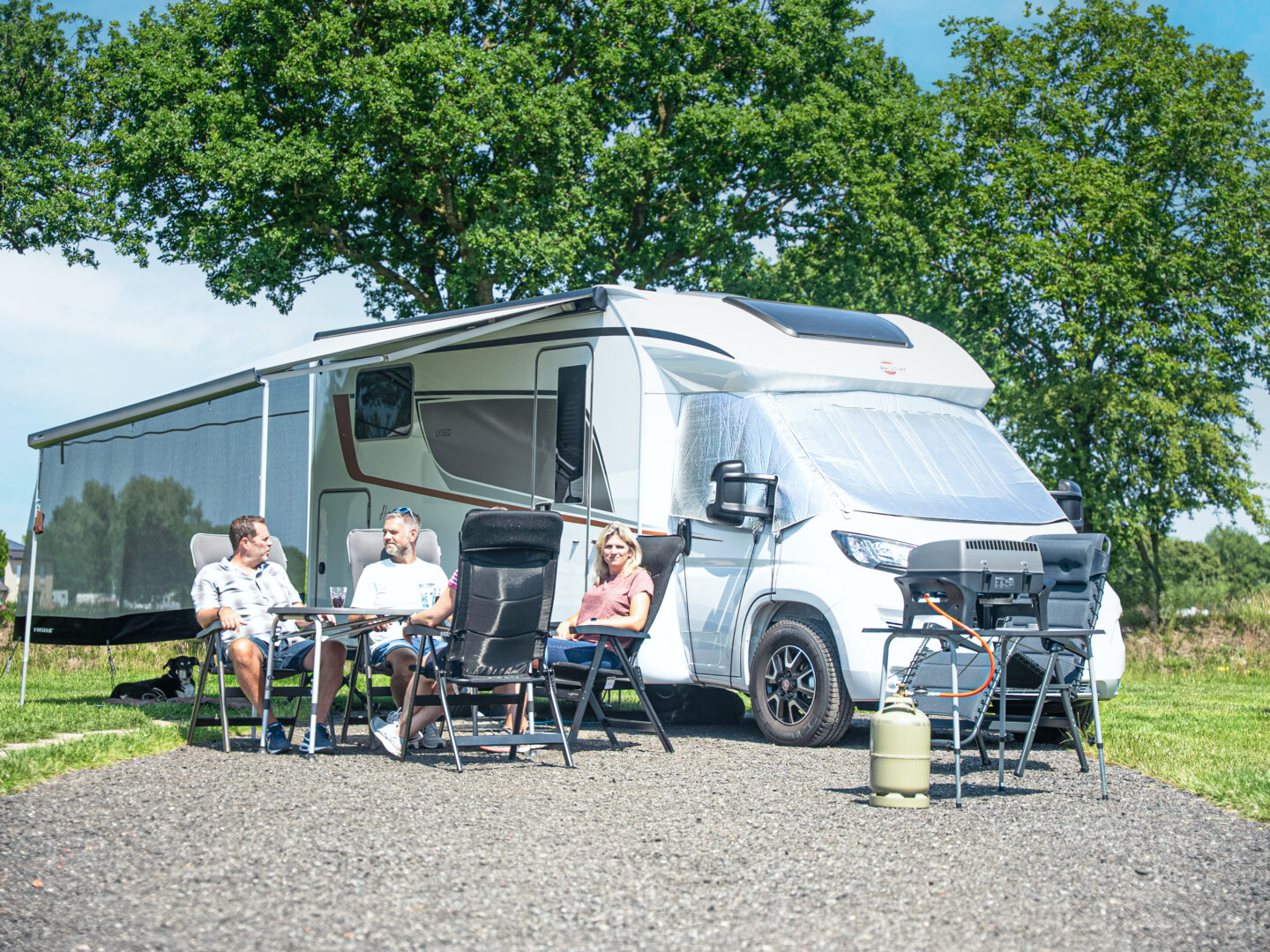 Familie vor ihrem Camper am Friesensee