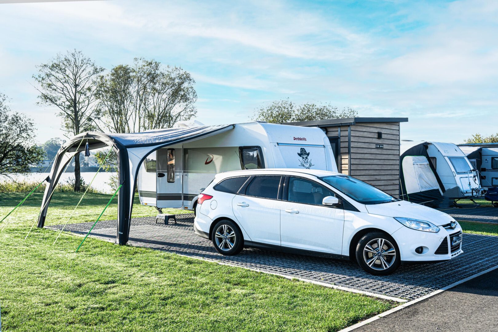 Camper mit aufgeschlagenem Zelt am Friesensee