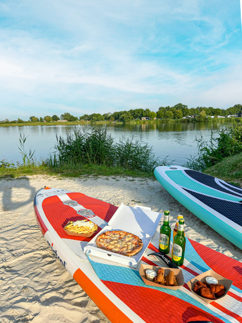 SUPs am Frieseneck mit Pizza und Blick auf den See