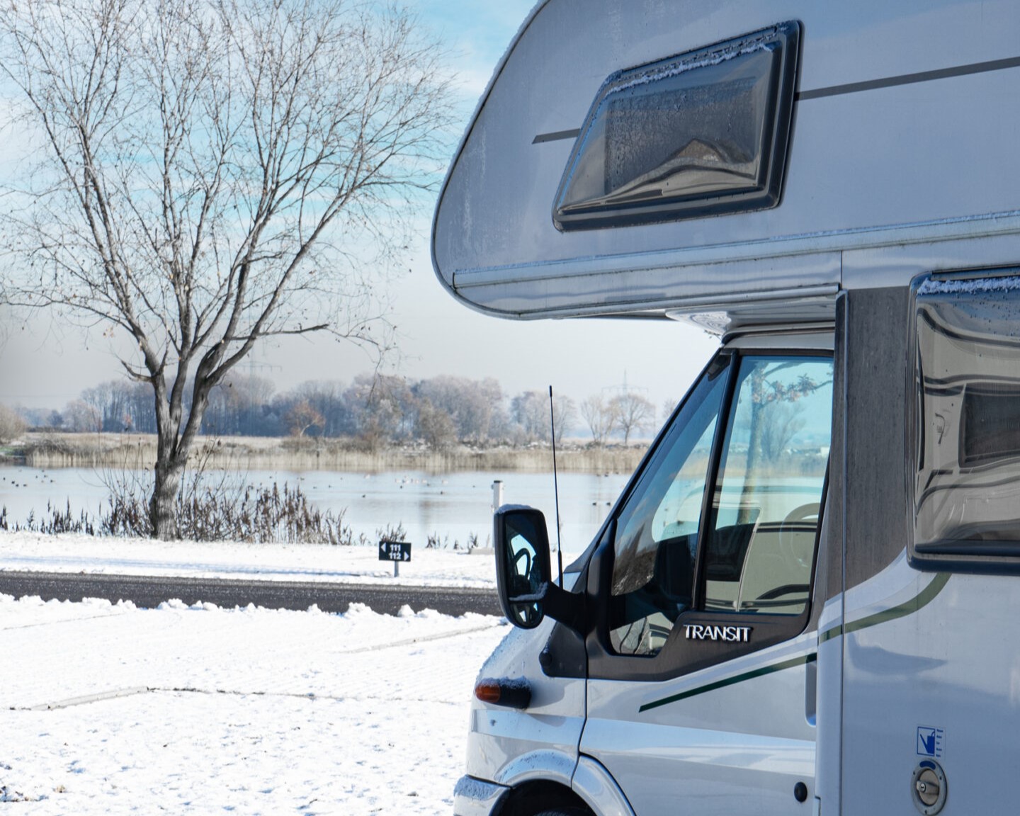 Friesensee Wintercamping Wohnmobil im Schnee