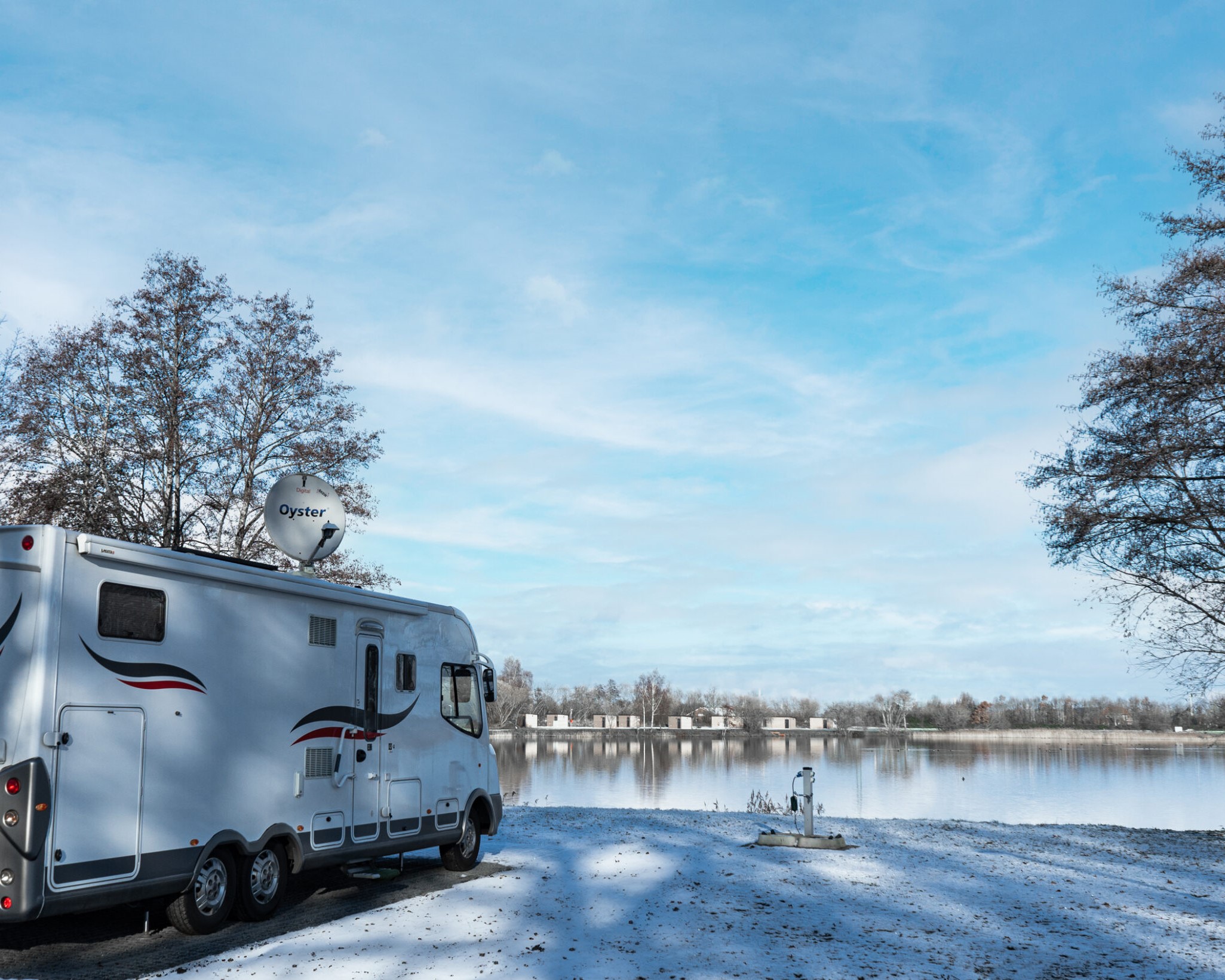 Friesensee Wintercamping Wohnmobil vor dem Friesensee