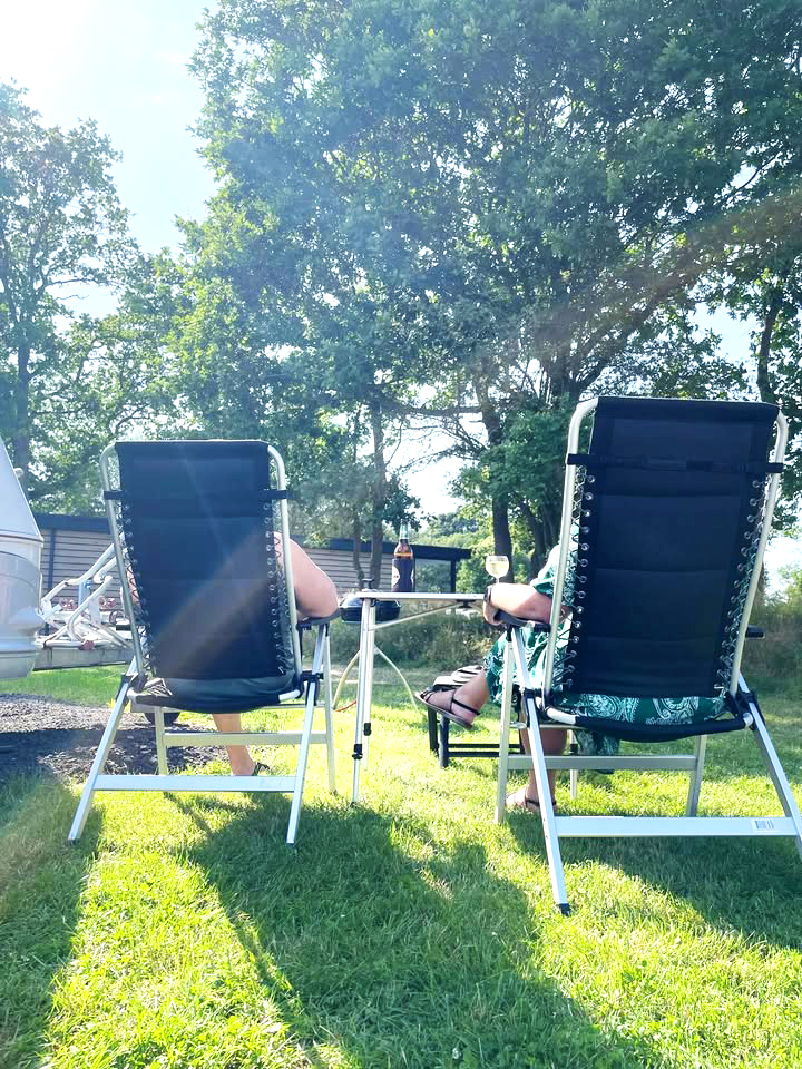 Friesensee_Besucher_auf_Campingstuehlen