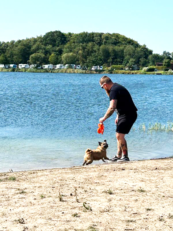 Friesensee_Besucher_mit_Hund_am_Strand