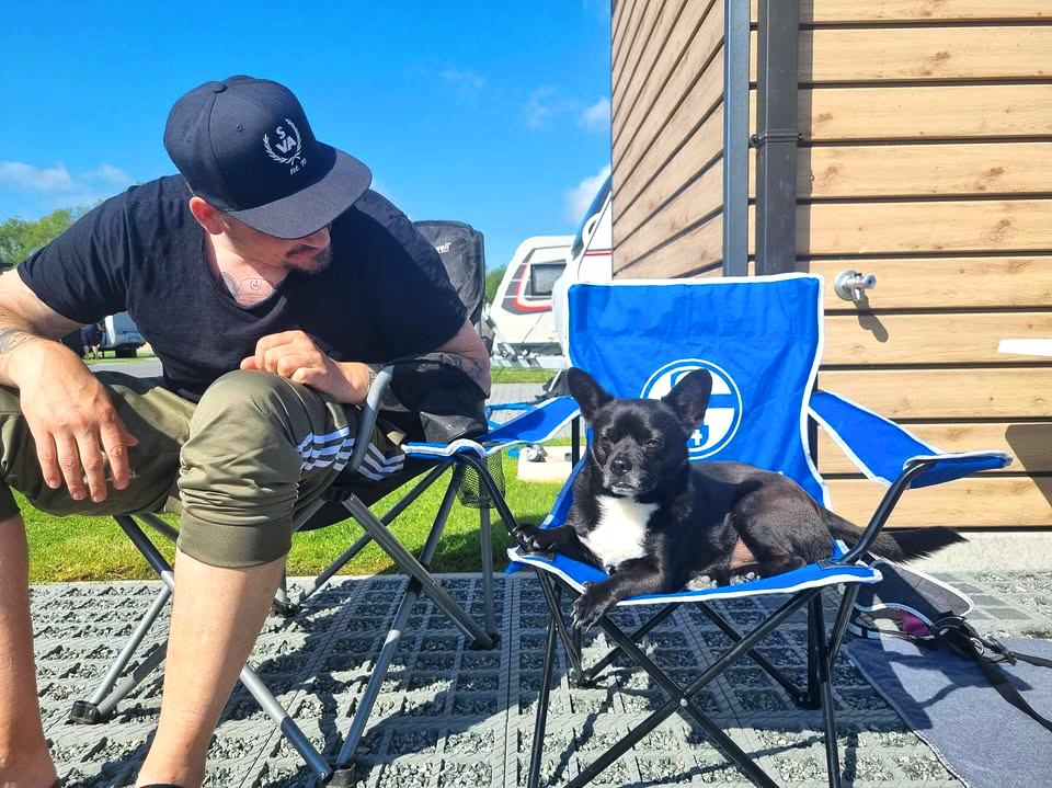 Friesensee_Besucher_mit_Hund_auf_Campingstuhl