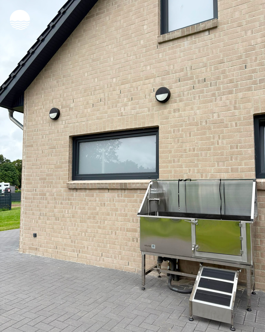 Friesensee_Hundedusche_an_Hausfassade